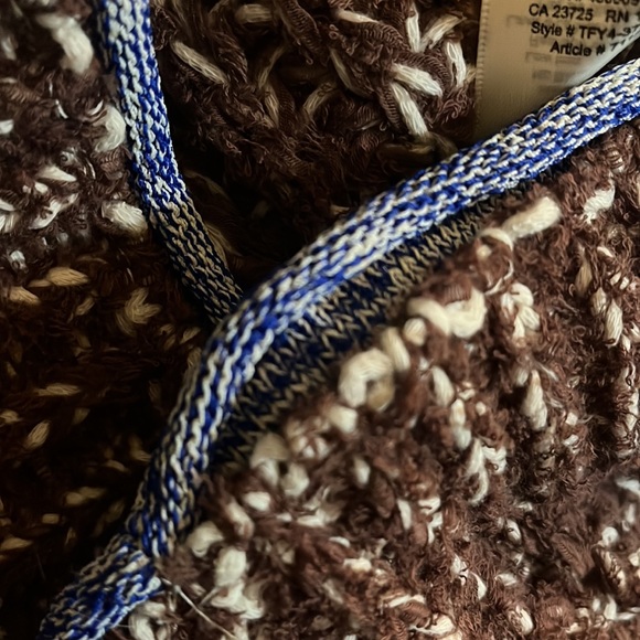 Aritzia Wilfred Eleanore v-neck sweater, amaretto (brown) white, small - Picture 9 of 10